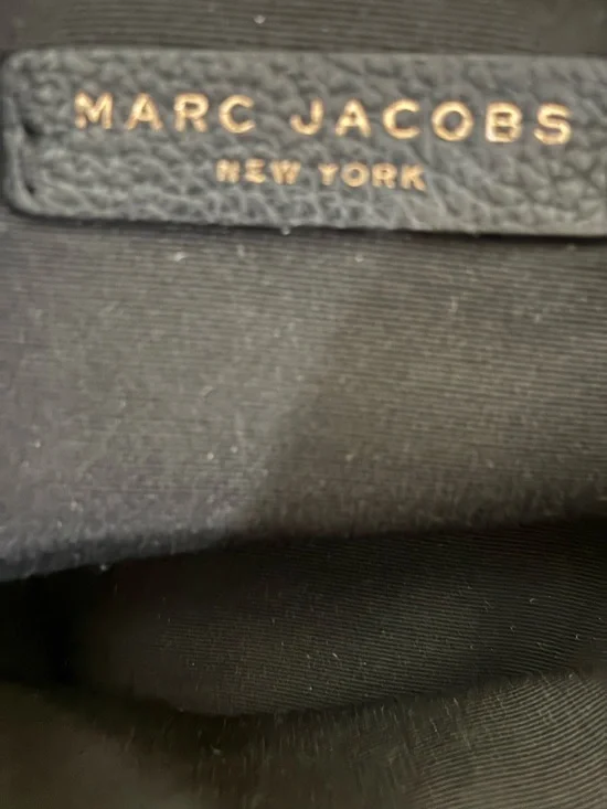 Marc Jacobs EUC Black Leather Classic Q
Percy Crossbody bag. - Picture 8 of 14